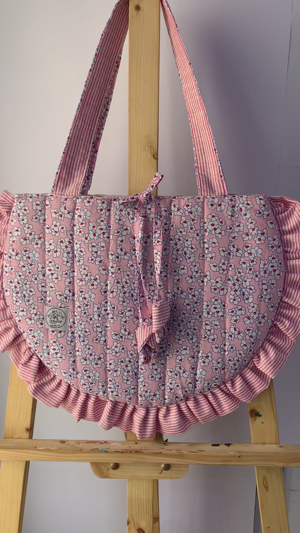 A video showing tote bag.