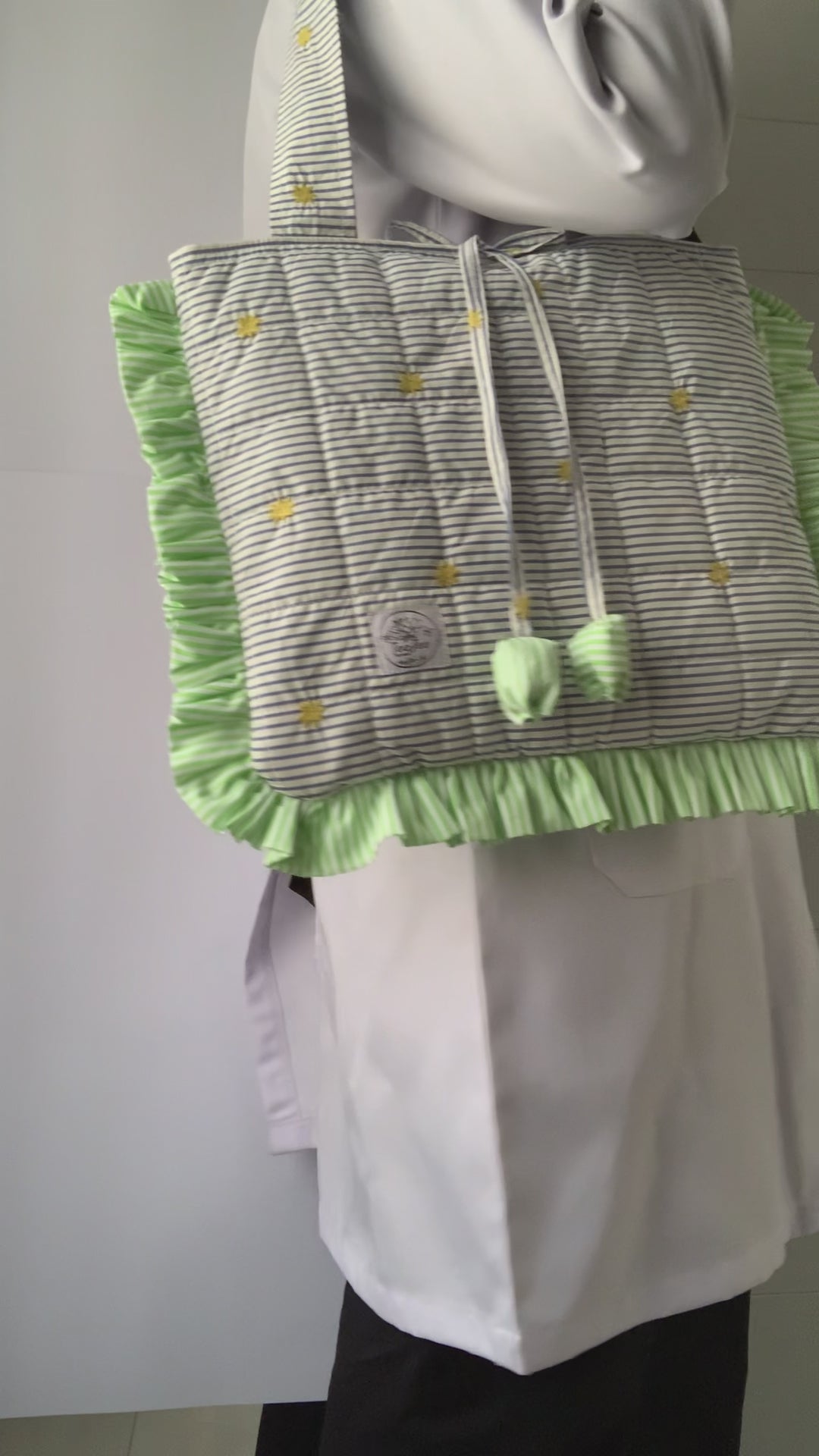 The video shows the tote bag being carried to provide a size reference.